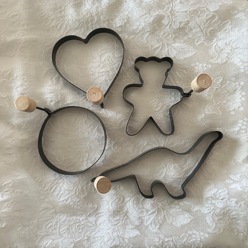 Set of 4 Metal Teflon Pancake Molds